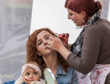 Brno, Çek Cumhuriyeti, 28 Eylül 2019 - Zombi Yürüyüşü Brno - Brno yürüyüşü sırasında maske takan insanların portreleri.