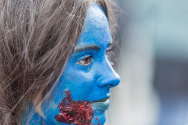 Brno, Çek Cumhuriyeti, 28 Eylül 2019 - Zombi Yürüyüşü Brno - Brno yürüyüşü sırasında maske takan insanların portreleri.