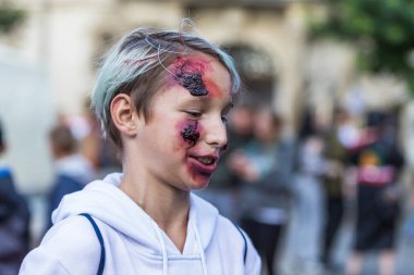 Brno, Çek Cumhuriyeti, 28 Eylül 2019 - Zombi Yürüyüşü Brno - Brno yürüyüşü sırasında maske takan insanların portreleri.