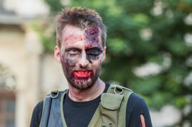 Brno, Çek Cumhuriyeti, 28 Eylül 2019 - Zombi Yürüyüşü Brno - Brno yürüyüşü sırasında maske takan insanların portreleri.
