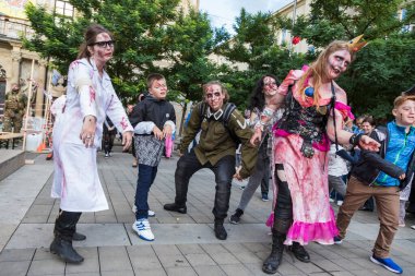 Brno, Çek Cumhuriyeti, 28 Eylül 2019 - Zombi Yürüyüşü Brno - Brno yürüyüşü sırasında maske takan insanların portreleri.