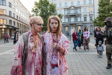 Brno, Çek Cumhuriyeti, 28 Eylül 2019 - Zombi Yürüyüşü Brno - Brno yürüyüşü sırasında maske takan insanların portreleri.