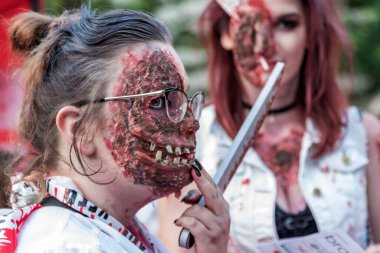 Brno, Çek Cumhuriyeti, 28 Eylül 2019 - Zombi Yürüyüşü Brno - Brno yürüyüşü sırasında maske takan insanların portreleri.