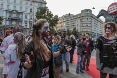 Brno, Çek Cumhuriyeti, 28 Eylül 2019 - Zombi Yürüyüşü Brno - Brno yürüyüşü sırasında maske takan insanların portreleri.