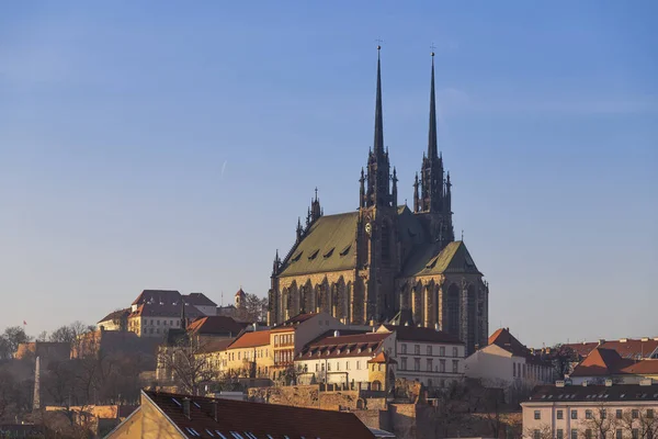 Çek Cumhuriyeti 'nin Brno kentindeki Aziz Peter ve Paul Petrov Kilisesi. Arkaplan mavi gökyüzü.