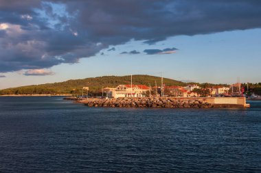 Hırvatistan 'ın Sucuraj limanından deniz ve dağ manzarası. Arka plan güzel bir gökyüzü ve bulutlar..