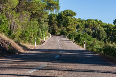 Hvar adasında yol. Sucuraj limanından Hırvatistan 'ın İvan Dolac köyüne yolculuk.