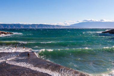 Hırvatistan 'ın Hvar adasındaki Sucuraj' dan İvan Dolac 'a giden deniz ve dağların manzarası. Mavi gökyüzü.