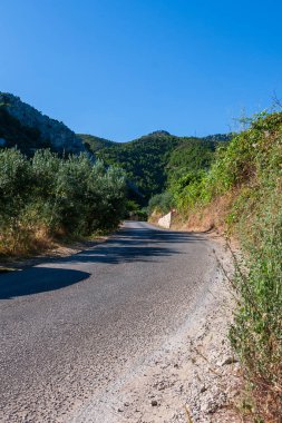 Hvar adasında yol. Sucuraj limanından Hırvatistan 'ın İvan Dolac köyüne yolculuk.