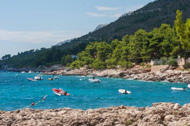 Hırvatistan 'ın Hvar adasındaki İvan Dolac adasındaki turizm kampında sahil, deniz ve botlar