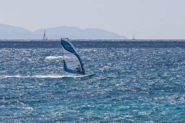 Hırvatistan 'ın Hvar adasında rüzgar sörfü.