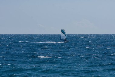 Hırvatistan 'ın Hvar adasında rüzgar sörfü.