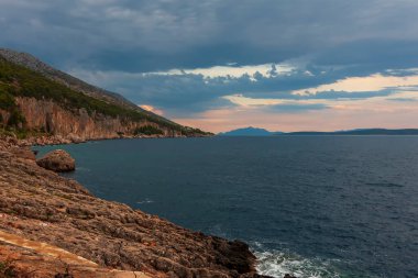 İvan Dolac bölgesindeki Hvar adasında deniz ve gökyüzünün olduğu güzel bir kıyı manzarası..