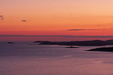 İvan Dolac bölgesinde Hvar adasında günbatımı