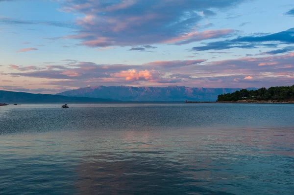 Kilátás Jelsa Kikötőjéből Nyílt Tengerre Háttér Kék Fehér Felhőkkel — Stock Fotó