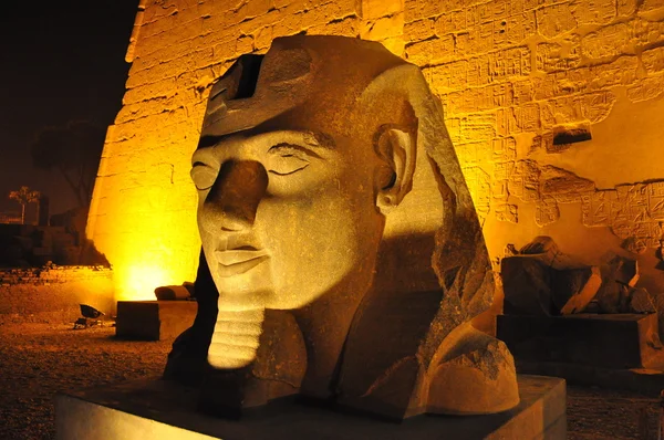 Nahaufnahme einer ägyptischen Statue in Erleuchtung — Stockfoto