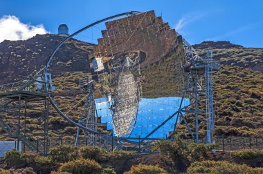 Parlak mavi gökyüzü gündüz teleskop karşı