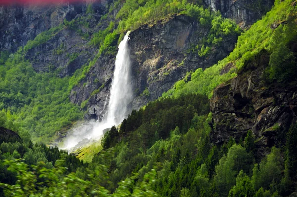 ノルウェーのフィヨルドの滝 — ストック写真