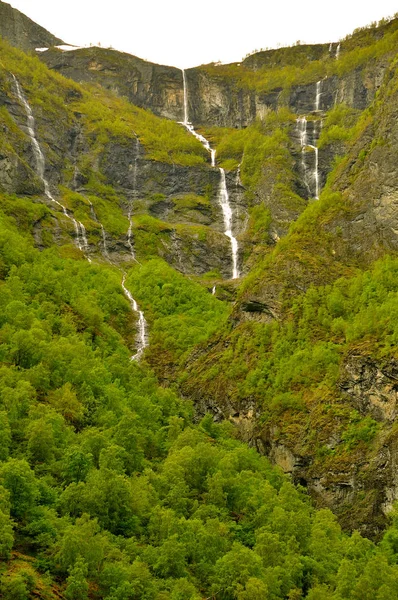 在挪威峡湾的瀑布 — 图库照片