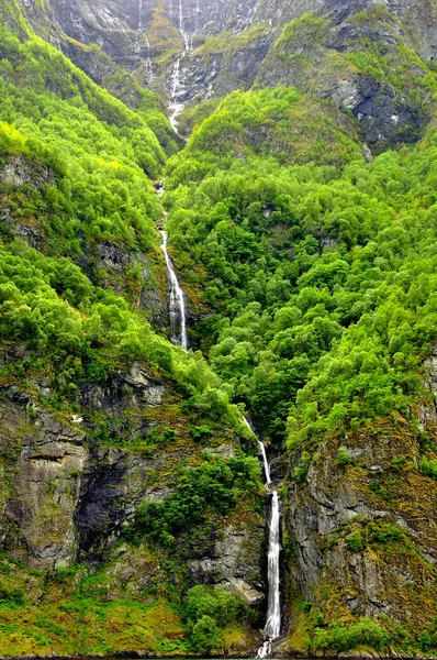 ノルウェーのフィヨルドの滝 — ストック写真