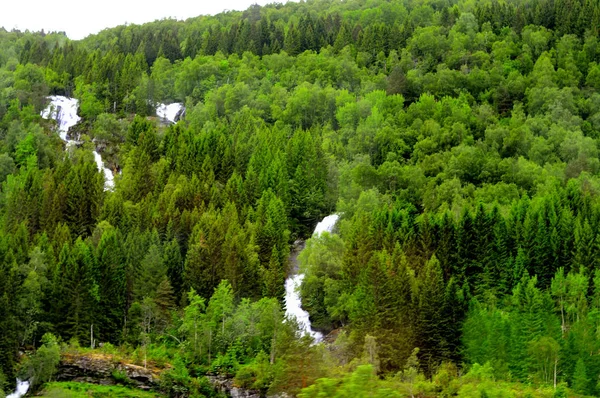 ノルウェーのフィヨルドの滝 — ストック写真