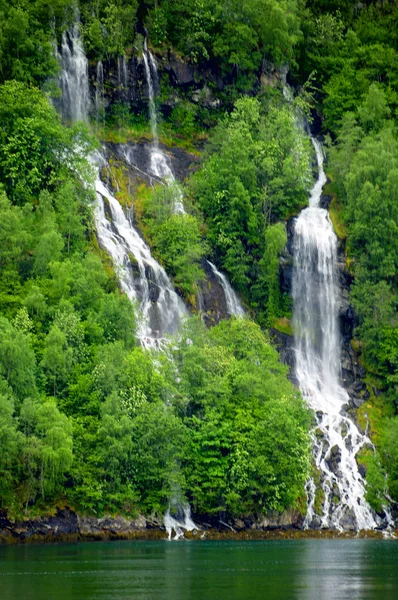 ノルウェーのフィヨルドの滝 — ストック写真