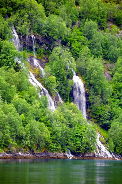ノルウェーのフィヨルドの滝 — ストック写真