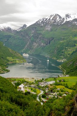 Geirangerfjord, içinde bir Norveç'in en çok ziyaret edilen ünlü fiyort manzaralarına ülkenin