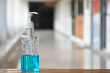 Alkolün% 75 'i, mikropları korumak ve şu anda tüm dünyaya yayılan Coronavirus ya da Covid-19' u önlemek için şişeye konur..