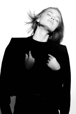 Güzel bir modelin şık siyah beyaz portresi. Beyaz arka planda izole edilmiş. Destansı ışık ve gölgeler.