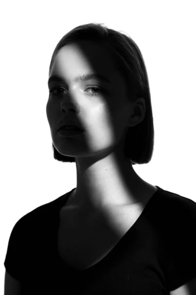 Modisches Schönheitsporträt. schwarze Silhouette auf weißem Hintergrund. Mädchen mit einem Lichtfleck im Gesicht. — Stockfoto