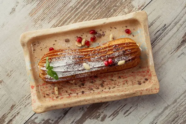Eclair Dessert auf dem Tisch Lebensmittel Foto. Süßspeise für Restaurant und Café. — Stockfoto
