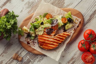 Doğu Kafkasya mutfağı menüsü için masa fotoğrafında Gürcü yemeği. Izgara somon..