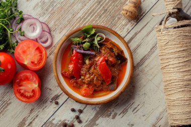Doğu Kafkasya mutfağı menüsü için masa fotoğrafında Gürcü yemeği..