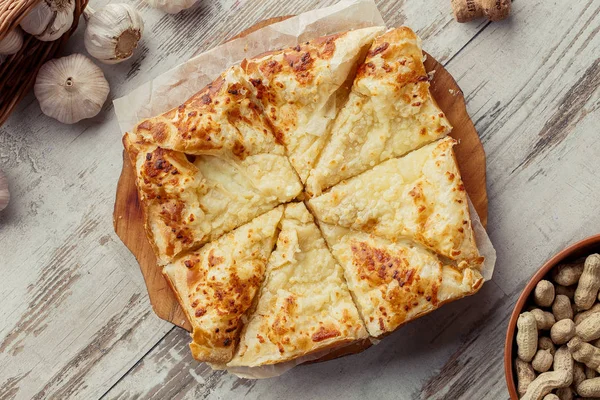 Kaukasische Oost-Europese keuken. Meel product. Khachapuri. — Stockfoto