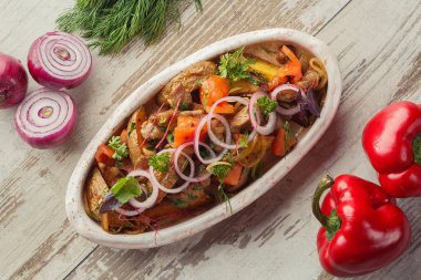 Doğu Kafkasya mutfağı menüsü için masa fotoğrafında Gürcü yemeği. Izgara sebze..