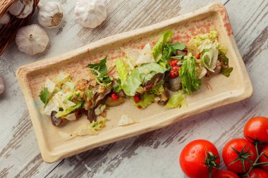 Kafkas Doğu Avrupa mutfağı. Gürcü restoran salatası. Fotoğraf masanın üzerinde yatıyordu..