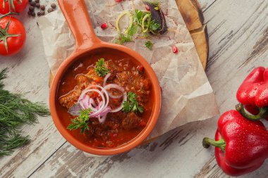 Doğu Kafkasya mutfağı menüsü için masa fotoğrafında Gürcü yemeği..