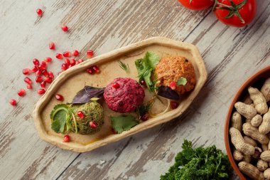 Doğu Kafkasya mutfağı menüsü için masa fotoğrafında Gürcü yemeği. Falafel yatıyordu..