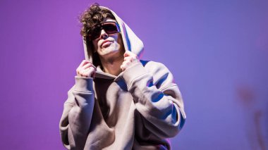 Neon ışıklı kapüşonlu Bboy 'un modern destansı portresi. Kaputun altında. Koyu surat. Gizemli ve havalı.
