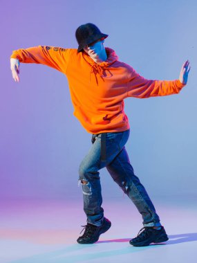 Stüdyoda çağdaş dans eden çocuk. Breakdance.
