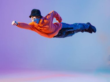 Stüdyoda çağdaş dans eden çocuk. Breakdance.