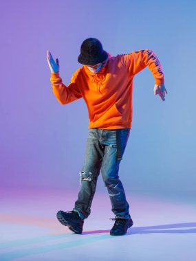 Stüdyoda çağdaş dans eden çocuk. Breakdance.