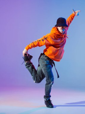 Stüdyoda çağdaş dans eden çocuk. Breakdance.
