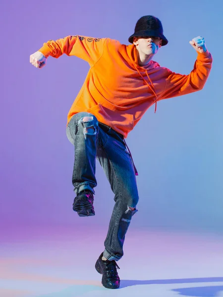 Chłopiec tańczy taniec współczesny w studio. Breakdance. — Zdjęcie stockowe