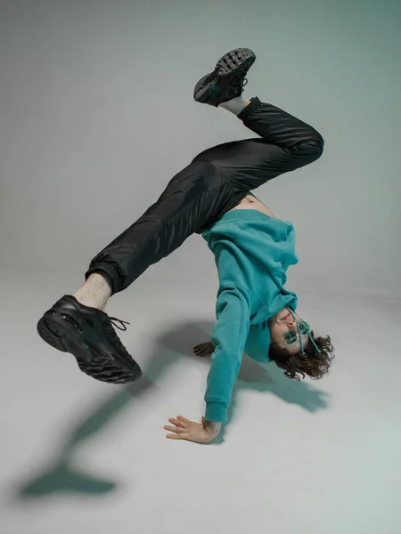 Fiútánc kortárs tánc a stúdióban. Akrobatikus táncos. — Stock Fotó