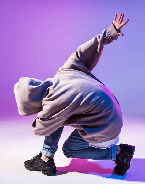 Breakdancing νεαρός άνδρας με κουκούλα με στυλ μαλλιών. αφίσα της σχολής χορού. Αντιγραφή χώρου. Ανακοίνωση διαγωνισμού μάχης. — Φωτογραφία Αρχείου