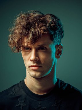 Neon ışıkta modern insan portresi. Modern saç kesimi. Gizemli ve havalı.