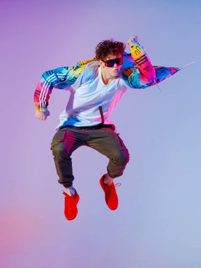 Stüdyoda havada break dans yapan çocuk. Akrobatik dansçı.