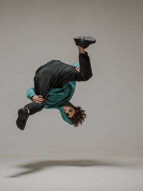 Stüdyoda havada break dans yapan çocuk. Akrobatik dansçı.